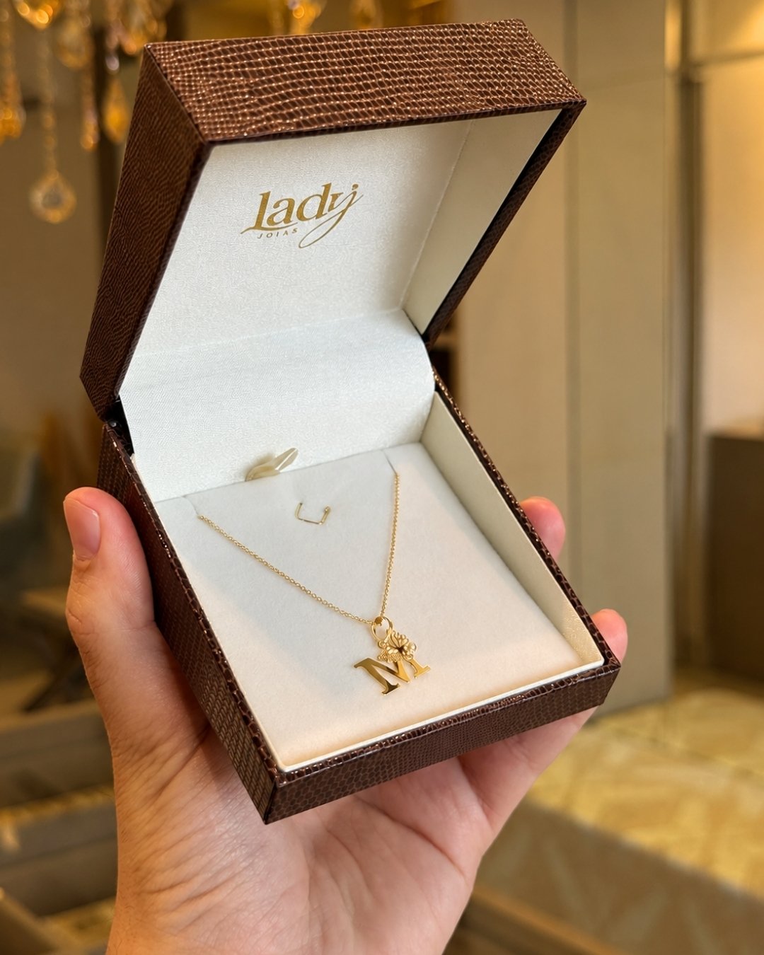 Colar Personalizado Letra com Borboleta em Ouro 18K